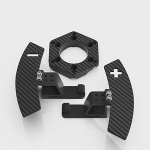 Puede incluir: Un juego de levas de cambio para volante en fibra de carbono negra, con dos palancas curvas marcadas con símbolos de más y menos, unidas a soportes negros mate con tornillos plateados y una placa de montaje hexagonal central con seis orificios.