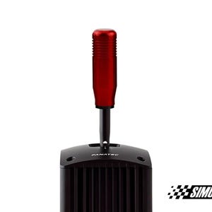 Può includere: Una base per cambio marce nera con il marchio FANATEC stampato sulla parte superiore, dotata di un'asta verticale nera sormontata da un'impugnatura cilindrica rosso metallizzato con scanalature orizzontali nella parte superiore.