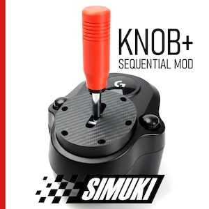 Può includere: Un mod sequenziale nero con un centro in fibra di carbonio e un pomello rosso brillante. Il testo "KNOB+ SEQUENTIAL MOD" è visualizzato in nero. Il marchio "SIMUKI" è visualizzato in basso.