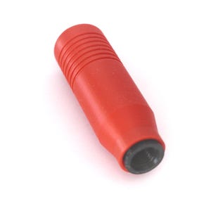 Può includere: Un oggetto cilindrico rosso con una parte superiore scanalata e un'apertura filettata grigio scuro. L'oggetto è posto su uno sfondo bianco. La forma suggerisce che potrebbe essere una maniglia o un componente di uno strumento o dispositivo più grande.