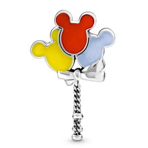 K&ouml;nnte beinhalten: Ein silberner Charm-Anh&auml;nger mit drei Mickey-Mouse-Kopf-Ballons in Rot, Gelb und Hellblau. Die Ballons sind mit einer silbernen Schleife und einem gedrehten silbernen Griff verbunden.