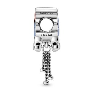K&ouml;nnte beinhalten: Ein silberner Charm mit dem Wort "PANDORA" oben. Der Charm hat blaue und rote Akzente und eine herabh&auml;ngende Kette mit drei kleinen silbernen Perlen. Der Text "S925 ALE" ist ebenfalls sichtbar.