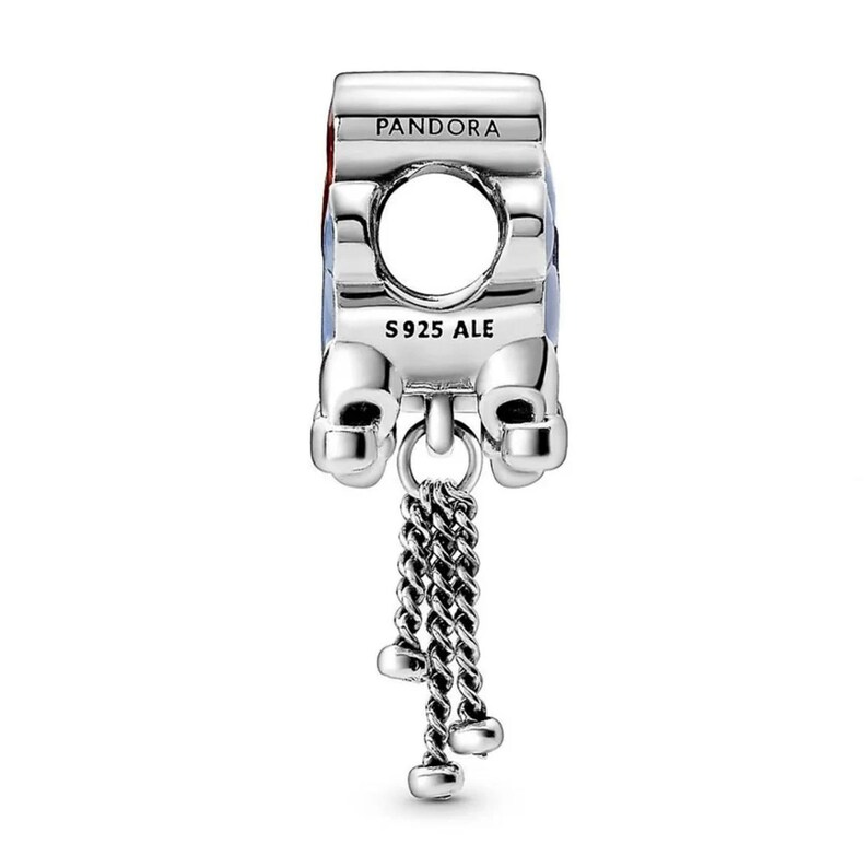 K&ouml;nnte beinhalten: Ein silberner Charm mit dem Wort "PANDORA" oben. Der Charm hat blaue und rote Akzente und eine herabh&auml;ngende Kette mit drei kleinen silbernen Perlen. Der Text "S925 ALE" ist ebenfalls sichtbar.