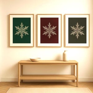 Minimalist Snowflake Christmas Wall Art Set – Modern Nordic Holiday Prints in Green Red Beige – Winter Decor Trio (Set of 3)