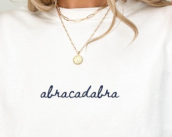 Maglietta Abracadabra, maglietta allegra, maglietta con la lingua, maglietta umoristica, maglietta minimalista, abbigliamento estetico, maglietta divertente, regalo per insegnanti, regalo per amanti dei libri