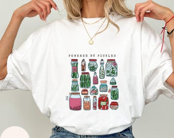 Maglietta Powered by Pickles, maglietta in morbido cotone, divertente maglietta girocollo per buongustai, regalo per gli amanti dei sottaceti