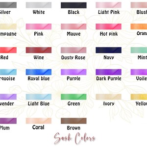 Op de afbeelding: Een kleurenkaart met een verscheidenheid aan sjerpkleuren. De kaart bevat tinten zoals zilver, wit, zwart, lichtroze, blush, champagne, roze, mauve, felroze, oranje, rood, wijn, stoffige roos, marine, mint, turquoise, koningsblauw, paars, donkerpaars, violet, lavendel, lichtblauw, groen, ivoor, geel, pruim, koraal en bruin.