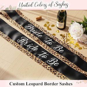 Écharpe personnalisée en dentelle léopard avec nom personnalisé en satin avec bordure à imprimé animal, accessoire de fête élégant pour anniversaires et événements nuptiales