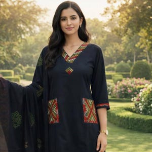 Puede incluir: Un conjunto salwar kameez azul marino oscuro. El atuendo presenta un escote en V y detalles de bolsillo con bordados coloridos. El dupatta a juego tiene un borde estampado. El atuendo se usa con pantalones a juego y bailarinas florales.
