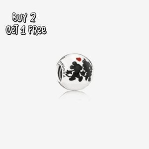 Pode incluir: Um berloque Pandora com fundo branco, apresentando uma silhueta preta de dois personagens de desenho animado se abraçando, encimada por um coração vermelho. O berloque está inscrito com "Pandora". O texto "BUY 2 GET 1 FREE" está no canto superior esquerdo.