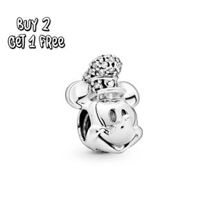 Pode incluir: Um berloque de prata com a cabeça do Mickey Mouse, usando um chapéu adornado com pedras brilhantes. O berloque tem um acabamento polido e é projetado com detalhes icônicos. O texto na imagem diz "BUY 2 GET 1 FREE".