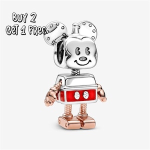 Pode incluir: Um berloque do Mickey Mouse em prata e ouro rosa com um design de robô. O berloque tem um torso vermelho com dois círculos brancos e o texto "BUY 2 GET 1 FREE" no canto superior esquerdo.