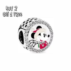 Pode incluir: Um berloque de prata com um design festivo do Mickey Mouse. O berloque apresenta um fundo branco com Mickey com um chapéu de Papai Noel e casaco vermelho, rodeado por cristais transparentes. O texto "BUY 2 GET 1 FREE" está no canto superior esquerdo.