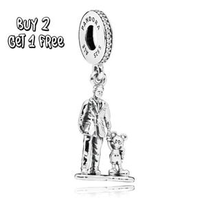 Pode incluir: Um berloque de prata com um homem e Mickey Mouse. O berloque é suspenso por um anel da marca Pandora com pedras transparentes. O texto "BUY 2 GET 1 FREE" está no canto superior esquerdo.