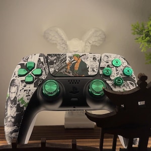 Peut inclure: Une manette PlayStation 5 noire et blanche personnalisée avec des accents verts. La manette présente un design de style manga avec une illustration de personnage. Les boutons et les joysticks sont vert vif.