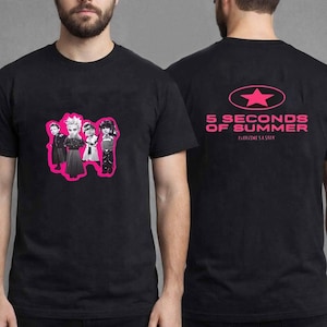 Puede incluir: Camiseta negra con un gráfico rosa de una banda y el texto "5 SECONDS OF SUMMER" con un logotipo de estrella en la espalda. El gráfico frontal muestra cuatro figuras en un contorno rosa.
