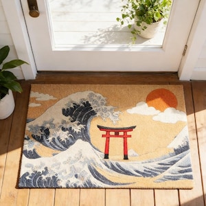 Könnte beinhalten: Eine rechteckige Fußmatte mit japanisch inspiriertem Design. Die Matte zeigt eine große Welle, ein rotes Torii-Tor, eine untergehende Sonne und Wolken. Die Farbpalette umfasst Beige, Blau, Rot und Orange.