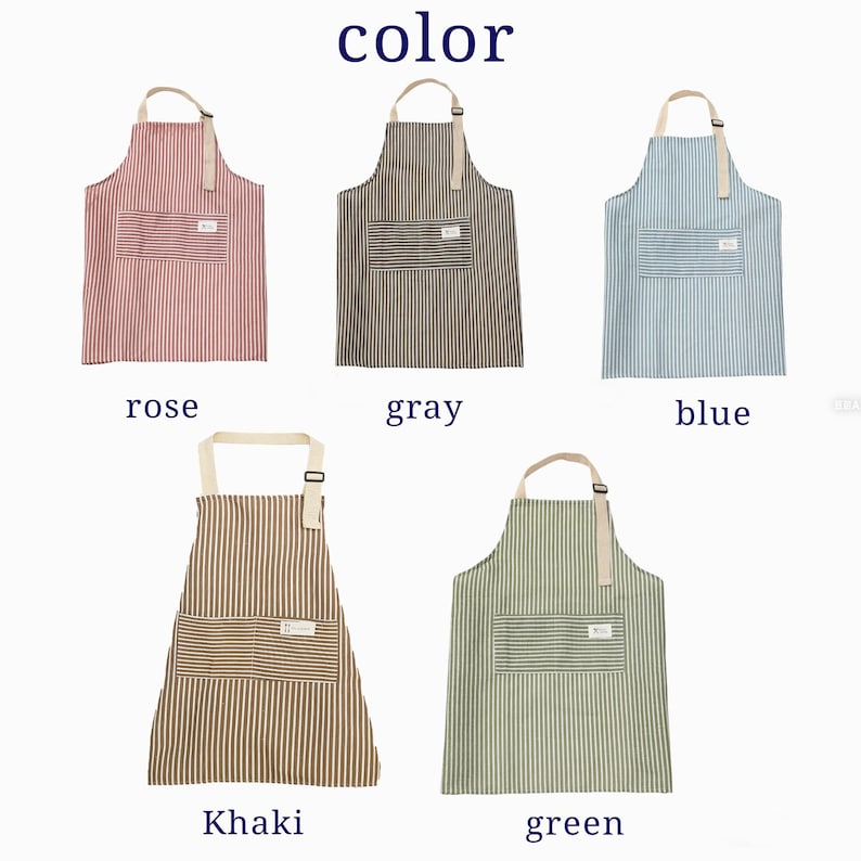 Puede incluir: Delantales a rayas en rosa, gris, azul, caqui y verde, cada uno con un bolsillo delantero y una correa ajustable para el cuello. La imagen incluye la palabra "color" y los nombres de los colores debajo de cada delantal.