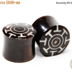 Plugs de chifre com incrustação de osso | Plugs tribais | Plugs de chifre EM PROMOÇÃO 0g (8 mm), 00g (9,5 mm), 7/16 (11 mm), 1/2 (13 mm), 3/4 (19 mm), 7/8 (22 mm)