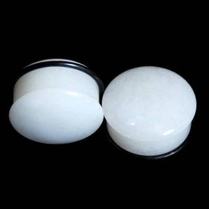 Weiße Jade Single Flare Stein Plugs | Weiß Plugs | Hochzeitsstecker | Hochzeitsmaße: 8g, 6g, 4g, 2g, 00g, 7/16, 1/2, 9/16, 5/8", 3/4", 7/8, 1"