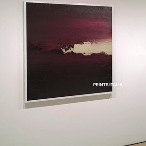 Puede incluir: Pintura abstracta en un marco blanco. La obra presenta un fondo burdeos oscuro y negro con una franja horizontal de pintura blanquecina en el centro. El texto "PRINTS ITALIA" es visible en la esquina inferior derecha.