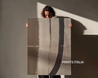 Könnte beinhalten: Ein rechteckiger Kunstdruck mit abstrakten, vertikalen und geschwungenen Pinselstrichen in Grau- und Brauntönen. Das Kunstwerk wird von einer Person gehalten. Der Text "PRINTS ITALIA" ist unten rechts sichtbar.