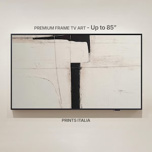 Puede incluir: Un televisor con marco negro que muestra arte abstracto con pinceladas blancas y negras. El texto "PREMIUM FRAME TV ART - Up to 85" está en la parte superior y "PRINTS ITALIA" en la inferior.