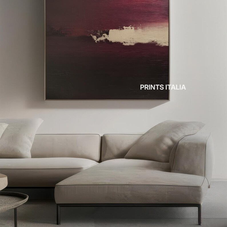 Puede incluir: Una pintura abstracta con una paleta de colores burdeos oscuro y blanco cuelga sobre un sof&aacute; seccional beige claro. La pintura tiene forma rectangular y est&aacute; enmarcada en un marco fino y oscuro. El texto "PRINTS ITALIA" es visible en la pared.