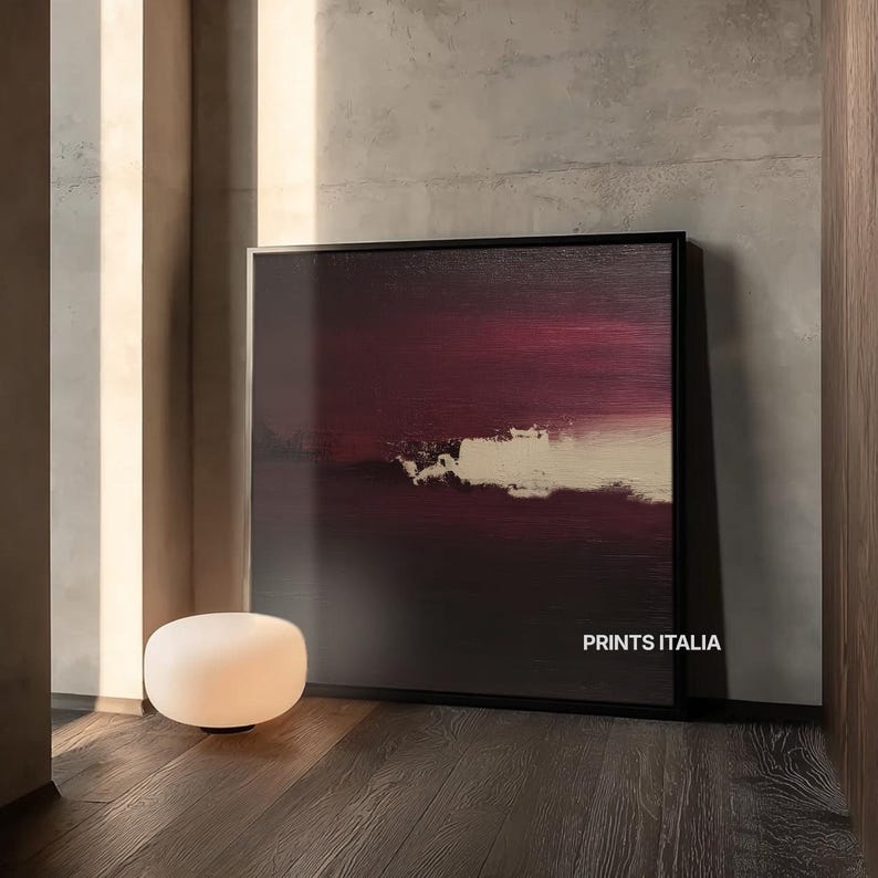 Puede incluir: Pintura abstracta enmarcada con una paleta de colores borgo&ntilde;a oscuro y crema. La obra presenta pinceladas horizontales y se exhibe en un entorno interior moderno. El texto "PRINTS ITALIA" es visible en la esquina inferior derecha. Aproximadamente 76 cm x 76 cm.