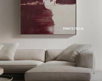 Puede incluir: Un salón moderno con un sofá seccional beige y una chaise longue, complementado con una pintura abstracta enmarcada. La obra de arte muestra pinceladas texturizadas en burdeos y blanco. El texto "PRINTS ITALIA" es visible en la pared.