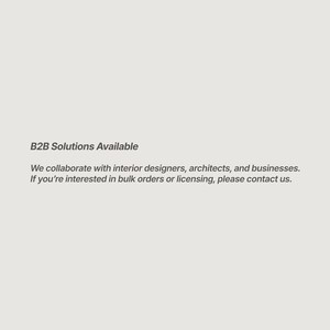 Puede incluir: Sobre un fondo claro, el texto indica "B2B Solutions Available". Se menciona la colaboraci&oacute;n con dise&ntilde;adores de interiores, arquitectos y empresas. Tambi&eacute;n se indica informaci&oacute;n sobre pedidos al por mayor y licencias.