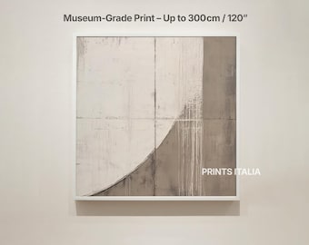 Puede incluir: Impresión artística abstracta en un marco blanco. La obra presenta un diseño curvo semicircular en tonos grises y blancos, con líneas verticales y horizontales. El texto "Museum-Grade Print - Up to 300cm" es visible.
