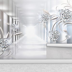 Könnte beinhalten: Ein Tapetendesign mit einem Flur in perspektivischer Ansicht, verziert mit herzförmigen Diamantverzierungen und weißen floralen Akzenten. Die Farbpalette ist überwiegend weiß und silber, was eine helle und elegante Ästhetik erzeugt.