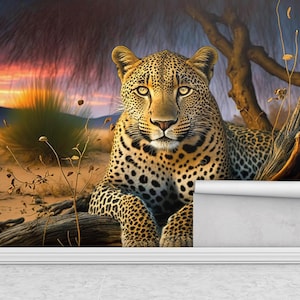 以下が含まれることがあります： 砂漠の風景で休んでいるヒョウの詳細なイラスト。ヒョウは斑点のあるコートを着て、丸太の上に横たわっています。背景には、オレンジと紫の色合いの夕日と乾燥した植生が描かれています。