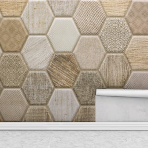 Może przedstawiać: Tapeta z sześciokątnym wzorem w odcieniach beżu, brązu i kremu. Wzór zawiera różne tekstury, w tym usłojenie drewna i efekty tkane. Częściowo rozwinięta rolka tapety ukazuje jej tył.