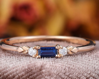 Anello impilabile con zaffiro baguette delicato, anello di fidanzamento in oro rosa 14 carati con moissanite delicata per donna, anello impilabile per anniversario con incastonatura a griffe