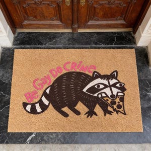 Wycieraczka „Bądź gejem, popełniaj przestępstwa” – zabawny wystrój LGBTQ Pride – akcesoria do domu dla osób LGBTQ – sarkastyczny prezent na Miesiąc Dumy – tęczowy prezent na parapetówkę