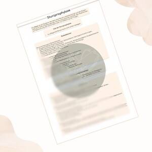 Könnte beinhalten: Ein weißes Dokument mit dem Titel "Sturzprophylaxe" in deutscher Sprache. Der Text enthält Aufzählungszeichen und Risikofaktoren. Eine unscharfe, kreisförmige Grafik überlagert einen Teil des Dokuments.