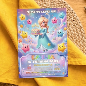 Pode incluir: Um cartão de convite de aniversário retangular com uma personagem loira em um vestido azul claro segurando um bolo. O texto diz: TIME TO LEVEL UP! EMILIA IS TURNING FOUR, SAT 25 AUGUST, EMILIA'S CASTLE, 196 WILSON STREET, HILLSBORO, KS 34745, 3:00 TO 6:00, FUN, GAMES AND PINCESS PARTY, RSVP TO AMELIA 737-465-8132.