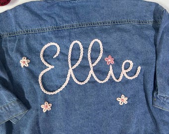 Veste en jean personnalisée pour tout-petit, prénom personnalisé, veste en jean faite main, veste brodée enfant, veste brodée, cadeau pour bébé.
