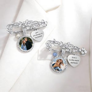 カスタムウェディングブーケチャーム、メモリアルブライダルフォトチャーム、パーソナライズされたハートテキストピン、花嫁のためのラインストーンクリスタルピクチャーチャーム