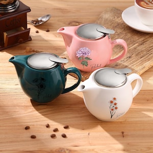 Théière en céramique personnalisée avec fleur d'anniversaire et nom, cadeau de théière florale personnalisée pour les amateurs de thé, cadeau de retraite personnalisé pour femmes et hommes
