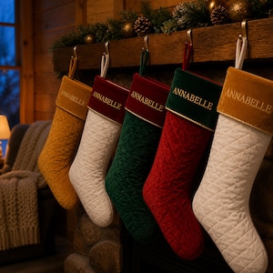 Personlig julstrumpa 2026, sammetsbroderad namnstrumpa, quiltad julstrumpa till barnets första jul, familjehögtidsdekoration