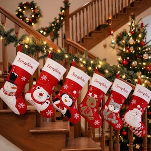 Peut inclure: Six chaussettes de Noël rouges avec des revers blancs, chacune brodée du nom Seraphine. Les chaussettes présentent des personnages appliqués dont un bonhomme de neige, un ours polaire, un pingouin, un renne, un renard et le Père Noël.