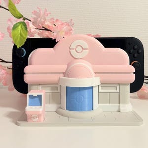 Op de afbeelding: Een set van drie keramische mokken met een gespikkelde, matte afwerking. De mokken zijn in crème, lichtgrijs en donkergrijs. Elke mok heeft een eenvoudig, modern ontwerp en een afgeronde handgreep.