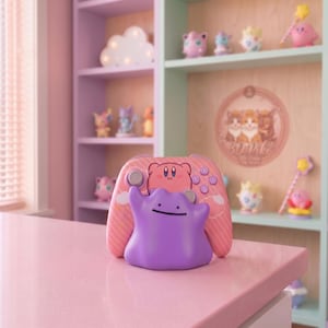 Soporte para mando de Ditto | Soporte para mando de Pokémon | Accesorios de juego de Ditto (normal y brillante) | Compatible con PS5, Xbox y Switch Pro | Bonita decoración de escritorio en tonos pastel