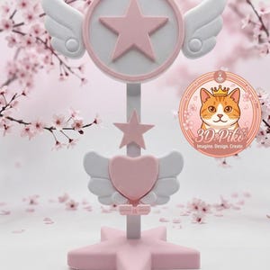 Op de afbeelding: Een set van drie keramische mokken met een gespikkelde, crèmekleurige glazuur. Elke mok heeft een handgeschilderd bloemmotief in blauw, groen en geel. De mokken hebben een eenvoudige, afgeronde vorm en een handvat.