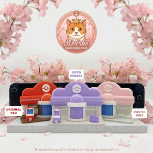 Op de afbeelding: Drie kleurrijke 3D-geprinte modellen van een gebouw, in rood, paars en roze. Elk model heeft een uniek ontwerp met een cirkelvormig logo erbovenop. De teksten "ORIGINAL RED", "DITTO PURPLE" en "PASTEL PINK" worden weergegeven.