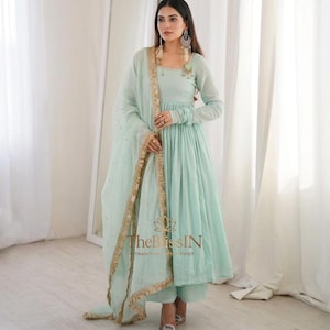 Havsgrön Georgette Anarkali-klänning med designerspetsarbete och vida ärmar