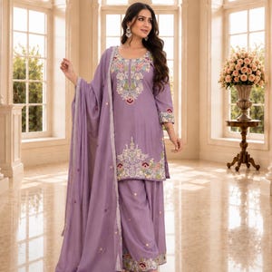 Conjunto de traje étnico morado con bordado floral colorido